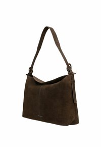 Brązowa torba na ramię zamszowa o zaokrąglonym kształcie, z pojedynczym paskiem i subtelnym przeszyciem. Charakteryzuje się gładką teksturą i małym logo u podstawy.