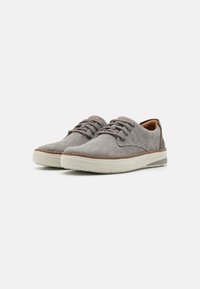Scarpe stringate in corduroy grigio con suola in gomma chiara e dettagli in pelle sul tallone, dotate di lacci rotondi e punta arrotondata.