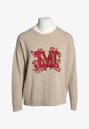 Pull en maille beige avec la lettre M brodée en rouge et or, entourée de motifs floraux rouges et dorés sur le devant.