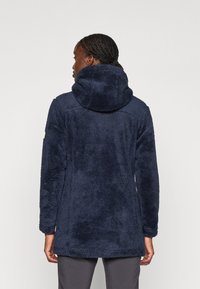 Cappotto in fleece blu navy con cappuccio, caratterizzato da un tessuto morbido e strutturato, maniche lunghe e un taglio dritto che arriva a metà coscia.