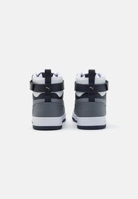 Höga sneakers i grått och vitt, med vadderad krage, justerbara remmar och texturerade material med en gummisula.