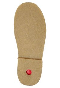Brązowa filcowa wkładka o zaokrąglonym kształcie palców, z czerwonym okrągłym punktem blisko pięty. Teksturowana powierzchnia z delikatnym połyskiem.