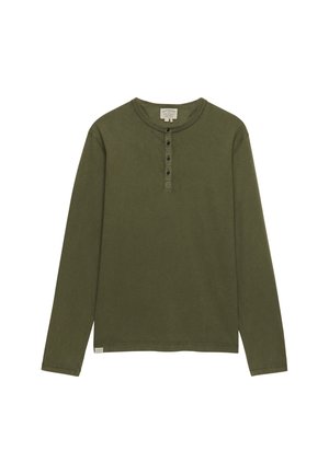 Camisa henley de manga larga en verde oliva con cuatro botones negros y cuello redondo, mostrada sobre un fondo blanco.