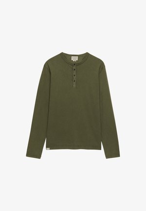 Długorękawowa koszula henley w kolorze oliwkowej zieleni z czterema czarnymi guzikami i okrągłym dekoltem, na białym tle.