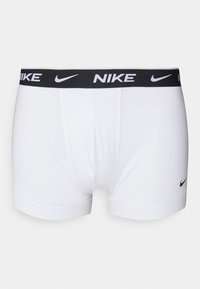 Fehér pamut boxer alsónadrág fekete elasztikus derékkal, rajta a Nike logóval és egy apró fekete Swoosh-szal az elején.