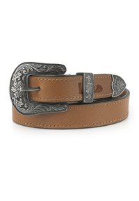 Cinturón de cuero marrón claro con una hebilla de metal plateado intrincadamente diseñada y una punta rectangular a juego, que presenta detalles de costura en contraste.