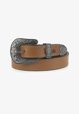 Cinturón de cuero marrón claro con una hebilla de metal plateado intrincadamente diseñada y una punta rectangular a juego, que presenta detalles de costura en contraste.