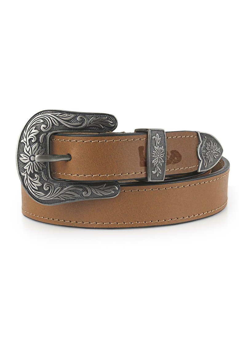 Cinturón de cuero marrón claro con una hebilla de metal plateado intrincadamente diseñada y una punta rectangular a juego, que presenta detalles de costura en contraste.