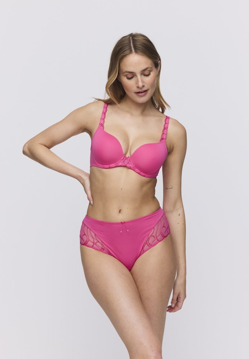  sujetador rosa con un acabado suave y ribetes de encaje decorativos, combinado con bragas rosa de cintura alta que presentan paneles laterales transparentes y patrones sutiles.
