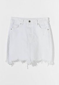 Vit denimkjol med fransig fåll, med en framknäppning och två sidofickor, visad mot en neutral bakgrund.