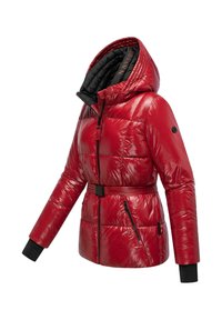 Rote glänzende Steppjacke mit Kapuze, gesteppter Musterung, schwarzem Futter, tailliertem Gürtel und Reißverschluss-Seiten Taschen. Schwarze Manschettenakzente.