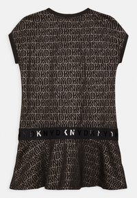 Czarna sukienka z powtarzającym się białym wzorem "DKNY", krótkie rękawy, okrągły dekolt oraz rozkloszowany dół z kontrastującym pasem.