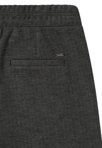 Pantalones grises de espiga con un acabado texturizado, presentan una cinturilla elástica y un bolsillo trasero único con un detalle de etiqueta metálica.