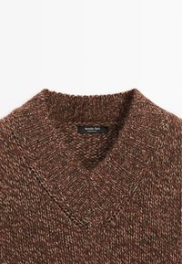 Maglione marrone lavorato a maglia con scollo a V e coste texturizzate. Etichetta che riporta "Massimo Dutti, Made in Italy."