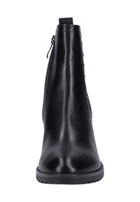 Botín de cuero negro hasta el tobillo con un acabado suave, cremallera lateral y detalles texturizados en la parte superior. Suela de goma plana para mayor tracción.