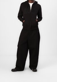GAP Felpa con cappuccio - black