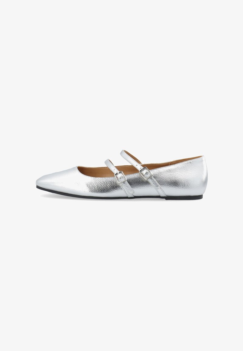 Chaussures plates argentées avec une finition texturée, bout pointu, et deux brides réglables à la cheville. Semelle noire, design minimaliste, et intérieur lisse.