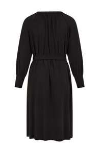 Fekete ruha hosszú, ráncolt ujjakkal, kerek nyakkivágással és derékon szövet övvel; sima textúrájú, térdig érő kialakítás.