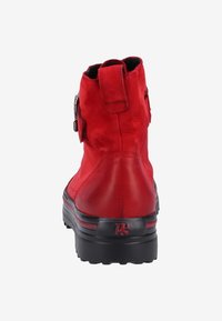 Rote Knöchelschuhe mit schwarzem Absatz, Rückziehriegel, seitlichem Reißverschluss und einem strukturierten Logo an der Ferse, von hinten gezeigt.