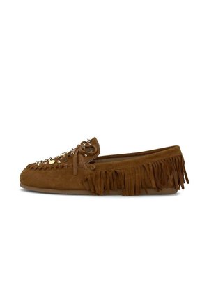 Chaussure mocassin en daim marron avec franges sur les côtés, couture décorative, clous métalliques et un nœud noué sur le dessus.