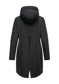 Czarny długi płaszcz z dopasowaną kapturem, podkreśloną talią i prostym krojem. Posiada gładką, wodoodporną powierzchnię oraz wentylację z tyłu.