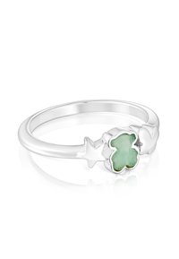 Anillo de plata con una piedra verde en forma de osito de peluche, una estrella y un detalle de corazón en una banda lisa, mostrado sobre un fondo blanco.