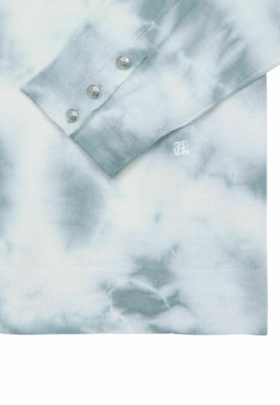 Maglione a girocollo in bianco e blu chiaro con motivo tie-dye. Presenta polsini a coste con bottoni decorativi e dettagli del logo ricamato.