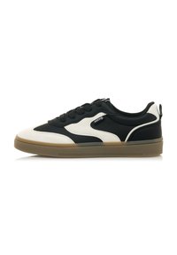 Schwarz-weiße Low-Top-Sneaker mit Gummisohle, strukturiertem Obermaterial und Schnürdesign. Verfügt über ein Logo an der Seite und kontrastierende Einsätze.