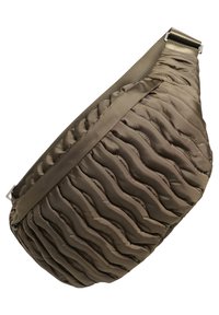 Borsa a tracolla imbottita marrone con una texture trapuntata ondulata, dotata di una tracolla liscia e dettagli in metallo argentato. Materiale morbido e leggero.
