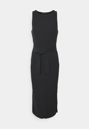 Robe midi noire sans manches avec encolure ronde et ceinture en tissu nouée à la taille, coupe droite avec petite fente latérale.