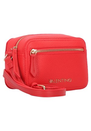 Rode gestructureerde leren Valentino crossbodytas met gouden ritssluiting en logo, voorzien van een verstelbare schouderband en een voorvak met rits.