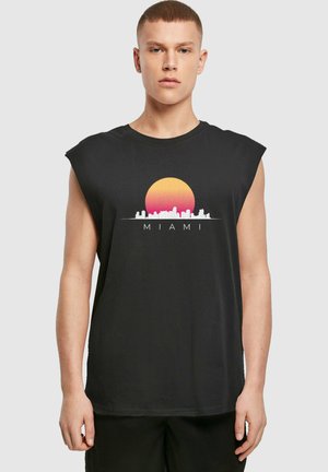 Fekete ujjatlan póló, amelyen egy naplemente és városkép grafikája látható az "MIAMI" felirattal, pamutból készült, sima tapintással.