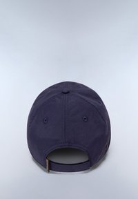 Marineblauwe baseballcap van zacht stof, met gestikte details, ventilatiegaten en een verstelbare band aan de achterkant.