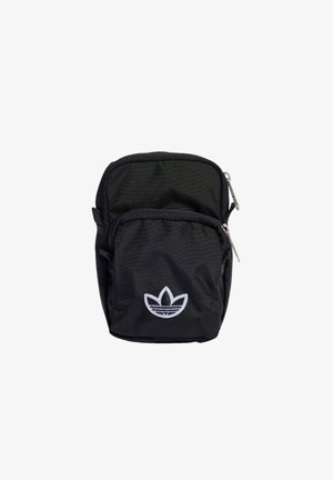 Borsa di tessuto nera con due scomparti con zip, caratterizzata da un logo ricamato bianco. Forma compatta e rettangolare con una texture liscia.