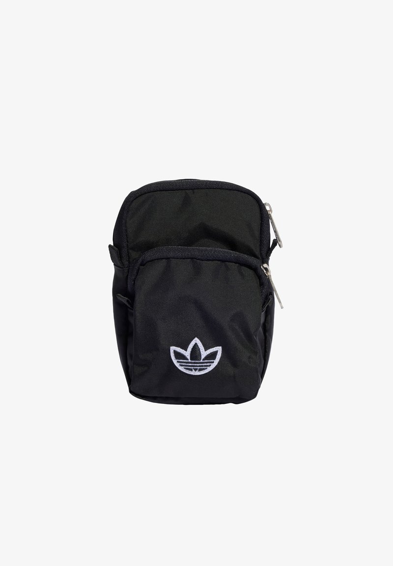 Svart tygpåse med två fickor som har dragkedja, med en vit broderad logotyp. Kompakt, rektangulär form med en slät yta.