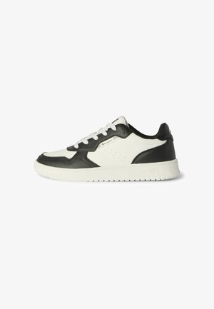Zapatilla deportiva negra y blanca de corte bajo con cordones blancos, laterales perforados y suela de goma, con el logotipo de Champion en el lateral y el talón.