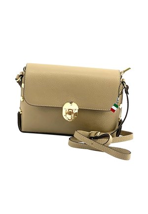 Sac à bandoulière en cuir beige avec quincaillerie dorée, forme structurée, sangle réglable et accent du drapeau italien. Texture lisse avec fermeture à rabat.