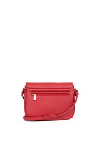 Borsa a tracolla rossa in pelle con una finitura texturizzata, dotata di una tasca anteriore con zip, tracolla regolabile e chiusura a patta.