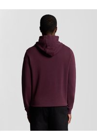Sudadera burdeos con bolsillo frontal y capucha con cordón, con una textura suave y mangas largas, mostrada desde la parte trasera.