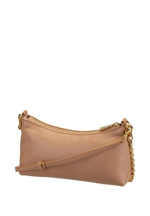 Sac à bandoulière en cuir brun clair texturé avec fermeture éclair dorée et détails en chaîne, doté d'une sangle fine en cuir ajustable.