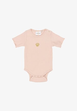 Hellrosa geripptes Baby-Strampler mit kurzen Ärmeln, verziert mit einer goldenen Muschelstickerei auf der Brust und Druckknöpfen am unteren Ende.