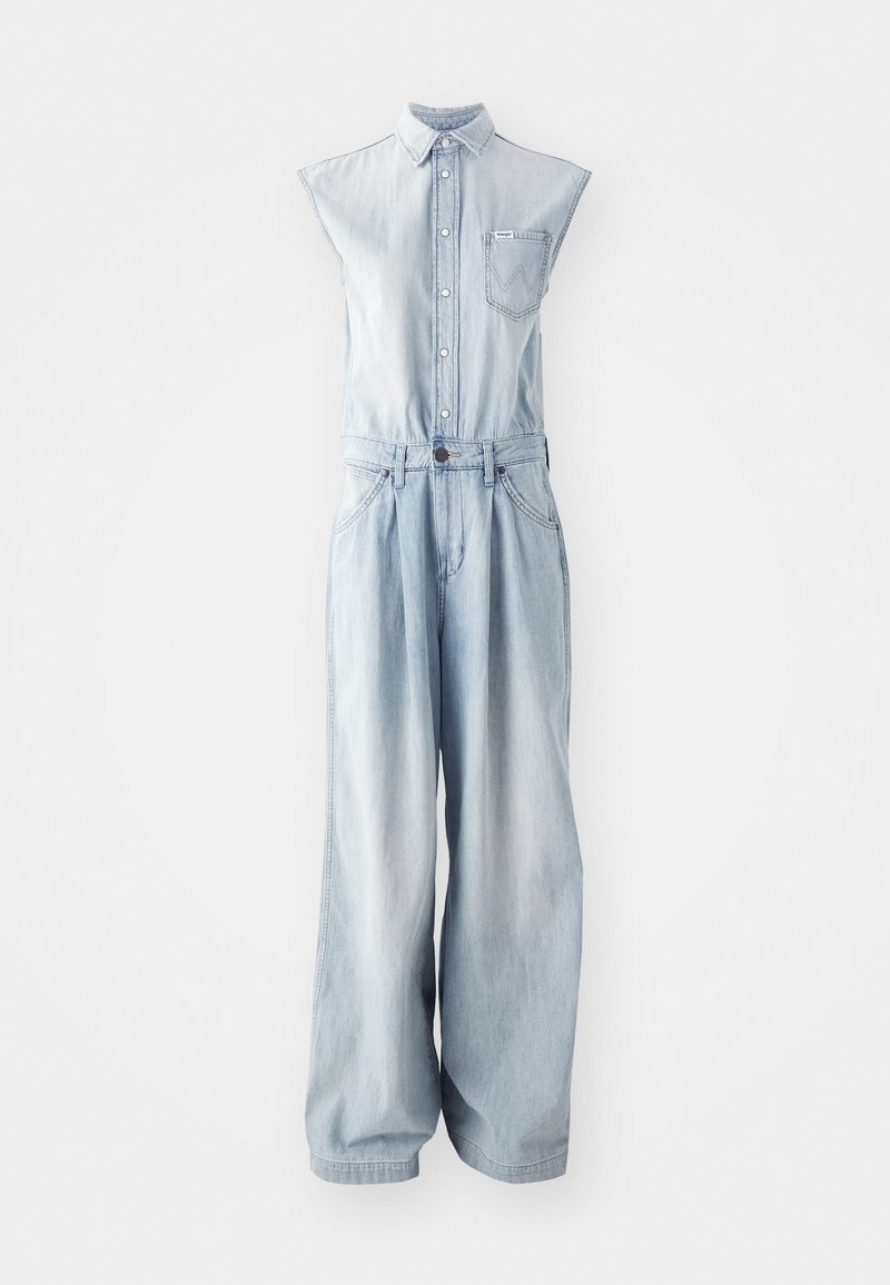 Hellblauer Denim-Jumpsuit mit ärmellosem Design, Knopfleiste, Kragen, einer Brusttasche und weitem Bein. Mit distressed Texturdetails.