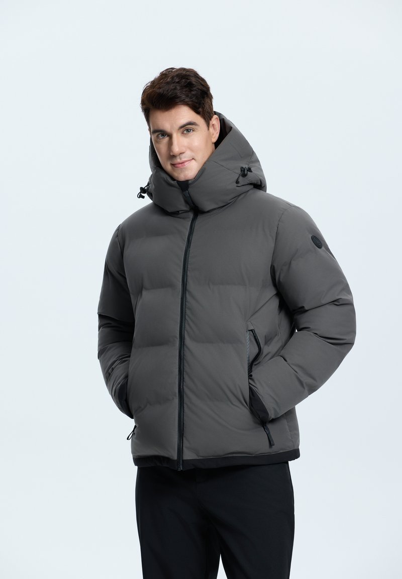 Dunkelgraue Pufferjacke mit hohem Kragen, Frontalreißverschluss, Seitentaschen, elastischen Bündchen und glatter Textur. Mit Kordelzügen an der Kapuze.