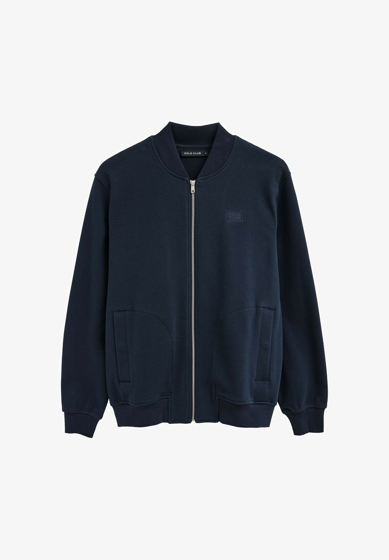 Giubbotto bomber blu navy con zip, collo e polsini a coste, tasche frontali e piccolo logo "Polo Club" sul petto.