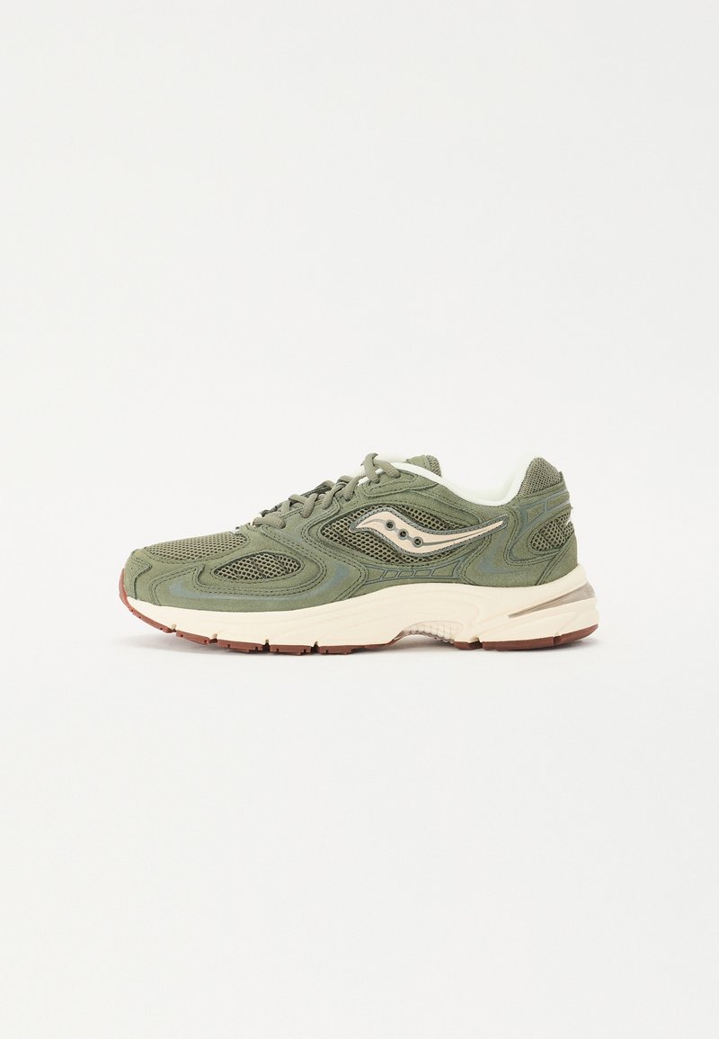 Chaussure de sport verte avec une tige en mesh et en daim, bout rond et semelle rembourrée. Présente des accents de couleur claire et des motifs texturés.