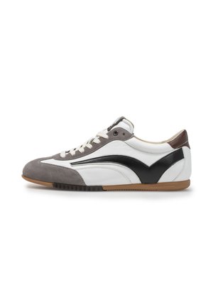 Hvid lav sneaker med grå ruskindstæt, sort sidestribe, brun hældetalje, hvide snørebånd og tan farvet sål med tekstureret greb.