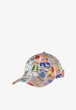 Baseballpet met kleurrijke illustraties in vintage stijl van dieren, planten en mensen, gerangschikt in een collagepatroon.