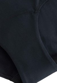 Mörka svarta sömlösa underkläder med släta tyger, elastisk midja och mesh-accenter. Designen har flata sömmar för extra komfort.