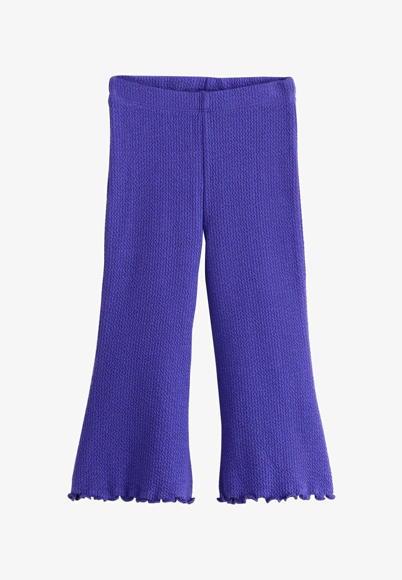 Violette strukturierte Strickhose mit ausgestellten Beinen und gerüschten Säumen, auf weißem Hintergrund dargestellt.