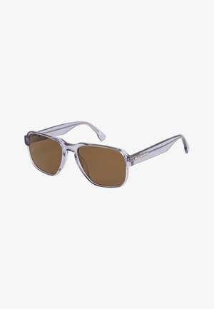 Sonnenbrille mit einem transparenten grauen Rahmen, braun getönten Gläsern und geraden Bügeln. Enthält ein dezentes Logo am Schläfe.